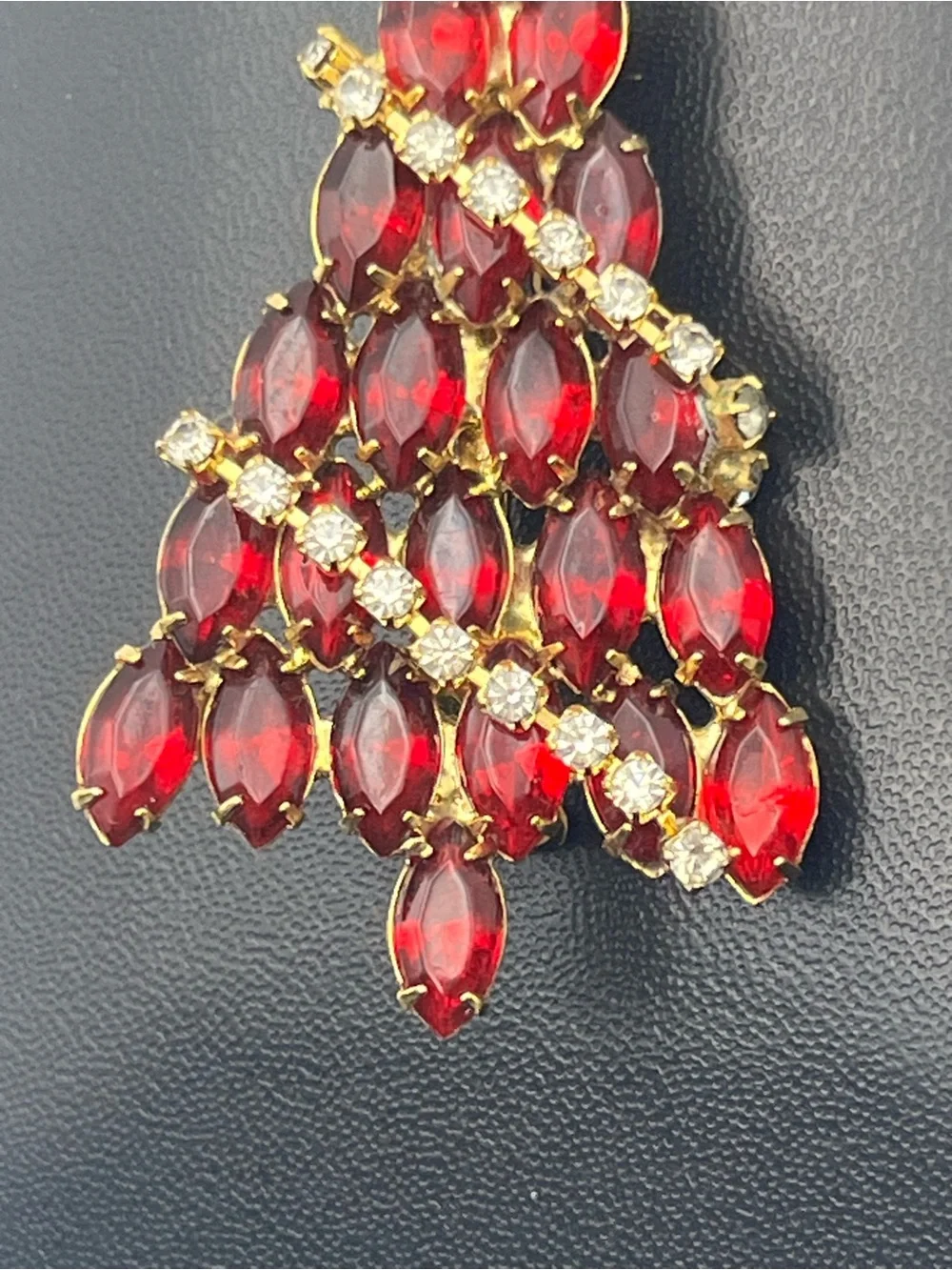 Christmas tree holiday red marquis shaped rhinestone gold tone brooch pin star